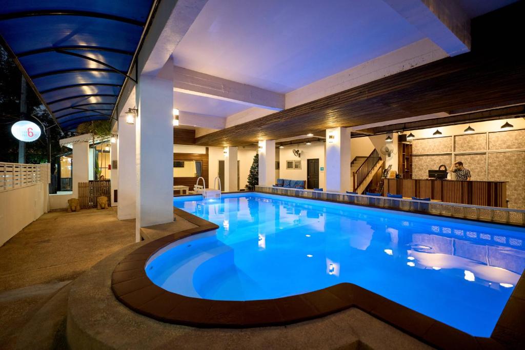 a large swimming pool in a building at THAPAE6TY (ท่าแพซิกตี้) in Chiang Mai