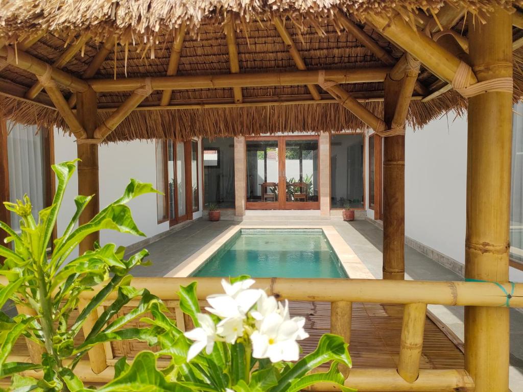 Villa con piscina y techo de paja en Vera Koe, en Kuta Lombok