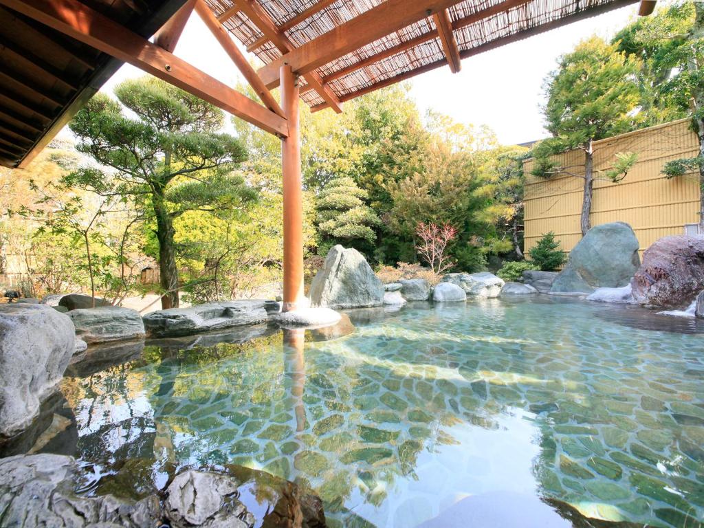 ホテルサンバレー伊豆長岡 本館の敷地内または近くにあるプール