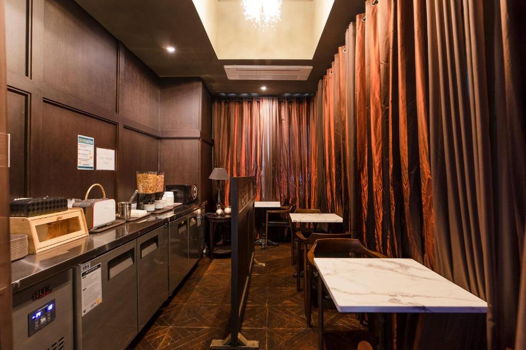 Kuchyň nebo kuchyňský kout v ubytování Aloha Hotel