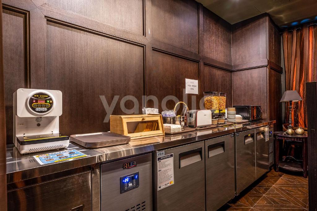 Kuchyň nebo kuchyňský kout v ubytování Aloha Hotel
