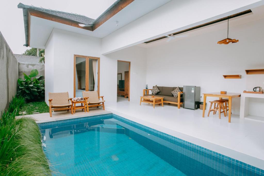 een afbeelding van een zwembad in een villa bij Mahayoga Ubud Private Pool Villa And Spa in Ubud
