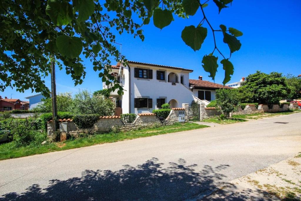 uma casa ao lado de uma estrada em Studio für 2 Personen ca 25 qm in Novigrad, Istrien Istrische Riviera - b44338 em Karpinjan