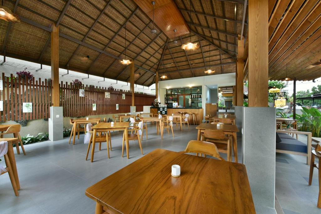 Restaurace v ubytování Mahayoga Ubud Private Pool Villa Spa And Resto