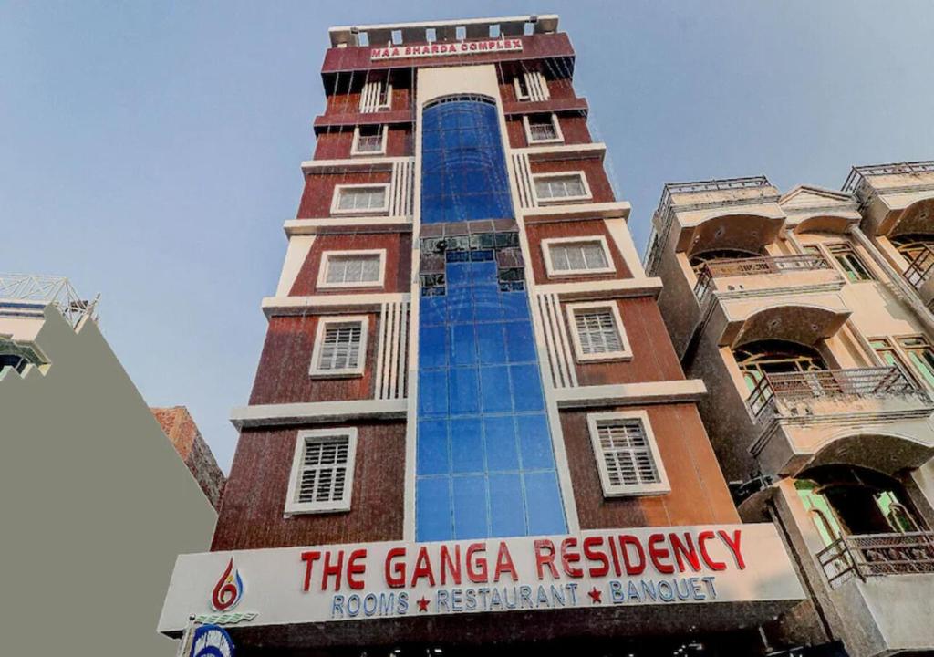 un grand bâtiment avec un panneau devant lui dans l'établissement The Ganga Residency, à Bārh