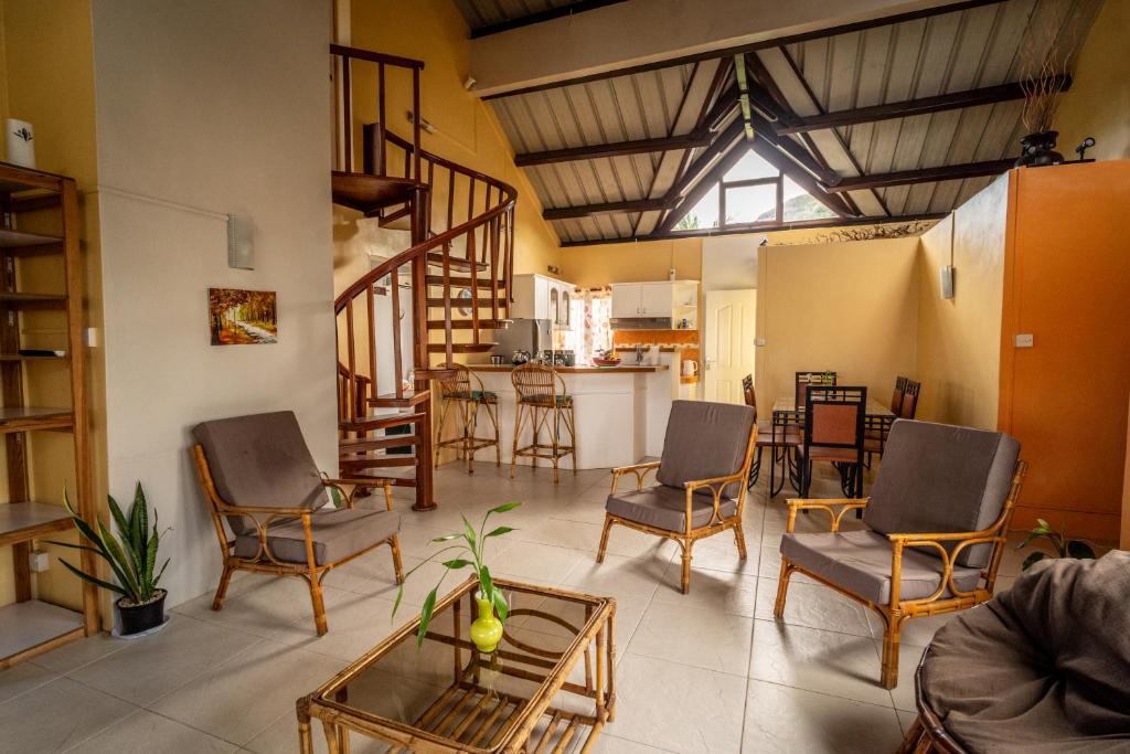 Posezení v ubytování Charming Condo