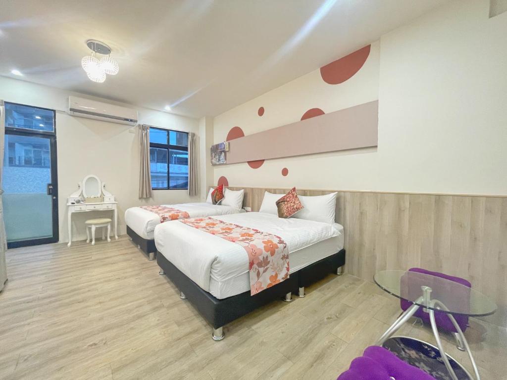 花蓮市的住宿－熊之蜜民宿 ，酒店客房配有两张床和一张书桌