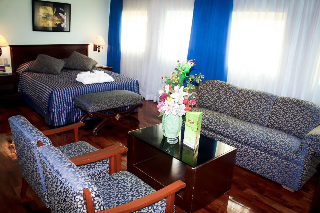 Postel nebo postele na pokoji v ubytování CityState Tower Hotel
