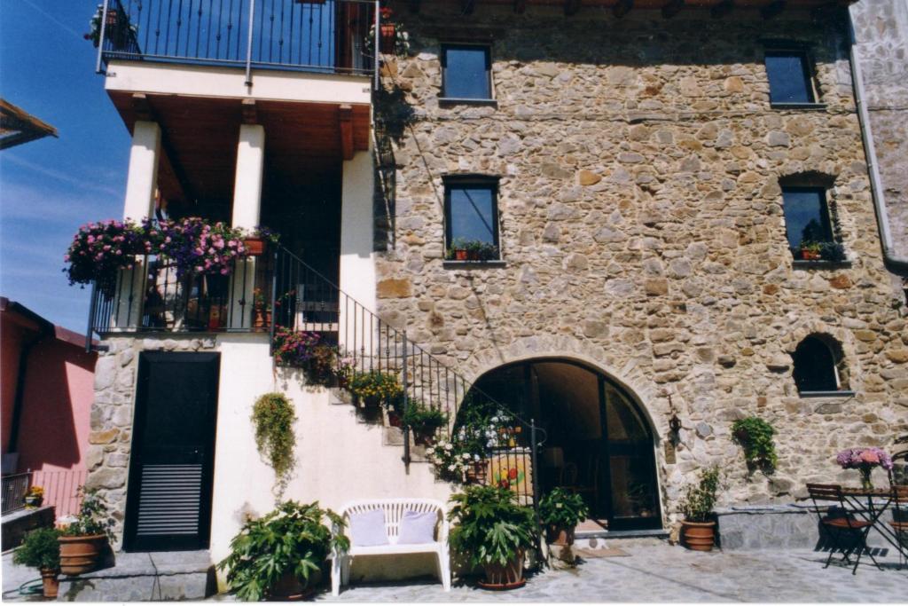 a stone building with a white bench in front of it at B&b Il Tulipano in Polverara