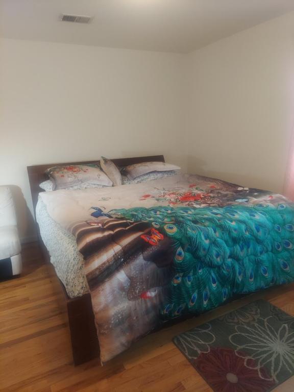 Un dormitorio con una cama con una pintura. en Cosy Bedroom 12mins to Airport Prudential NJIT UMDJ Penn Station en Newark