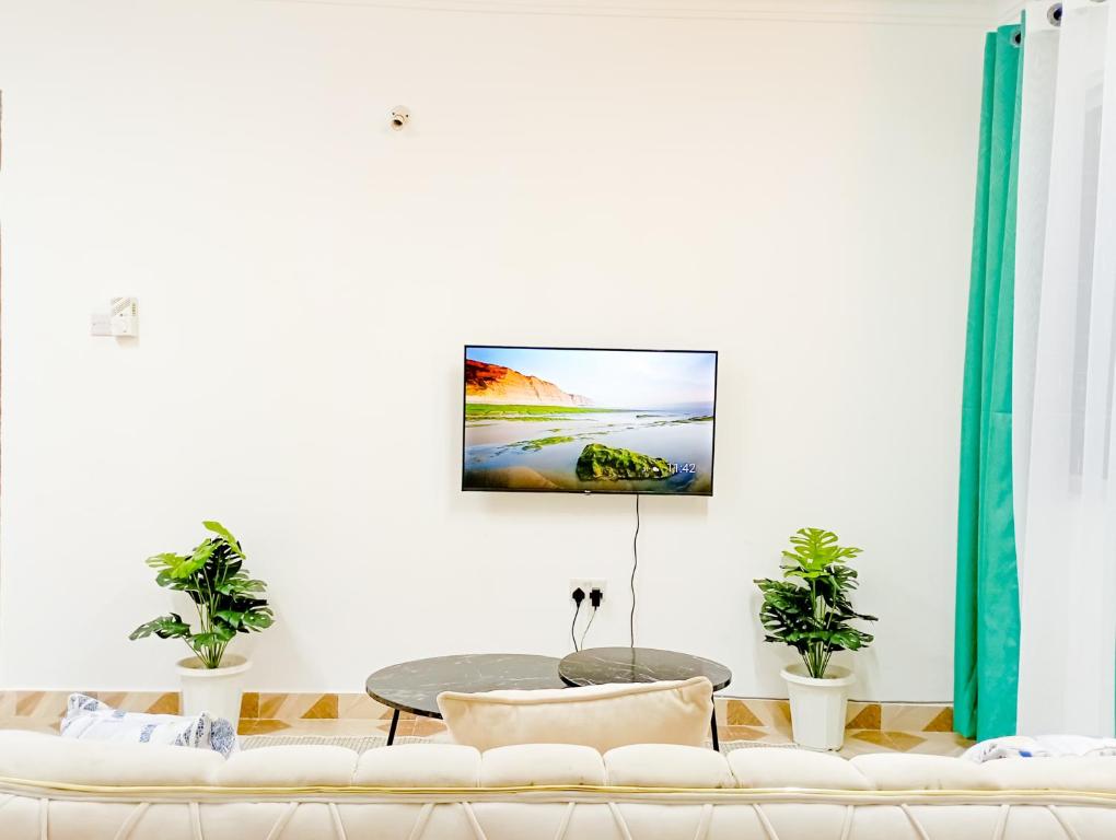 Una televisión o centro de entretenimiento en Seaside Heights 2BR 43' Smart TV