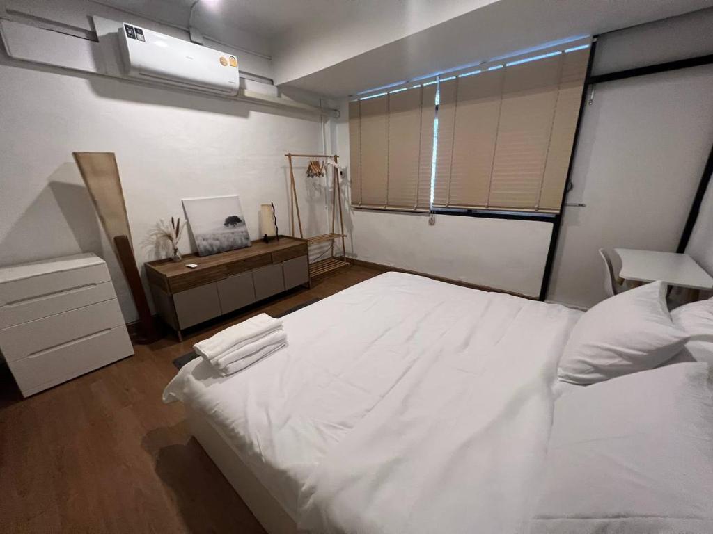 4 Bedroom House with Beautiful Rooftop near BTS Ekkamaiにあるベッド