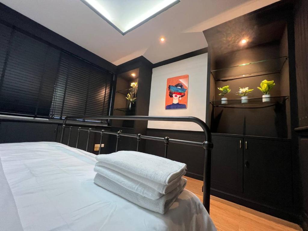 4 Bedroom House with Beautiful Rooftop near BTS Ekkamaiにあるベッド