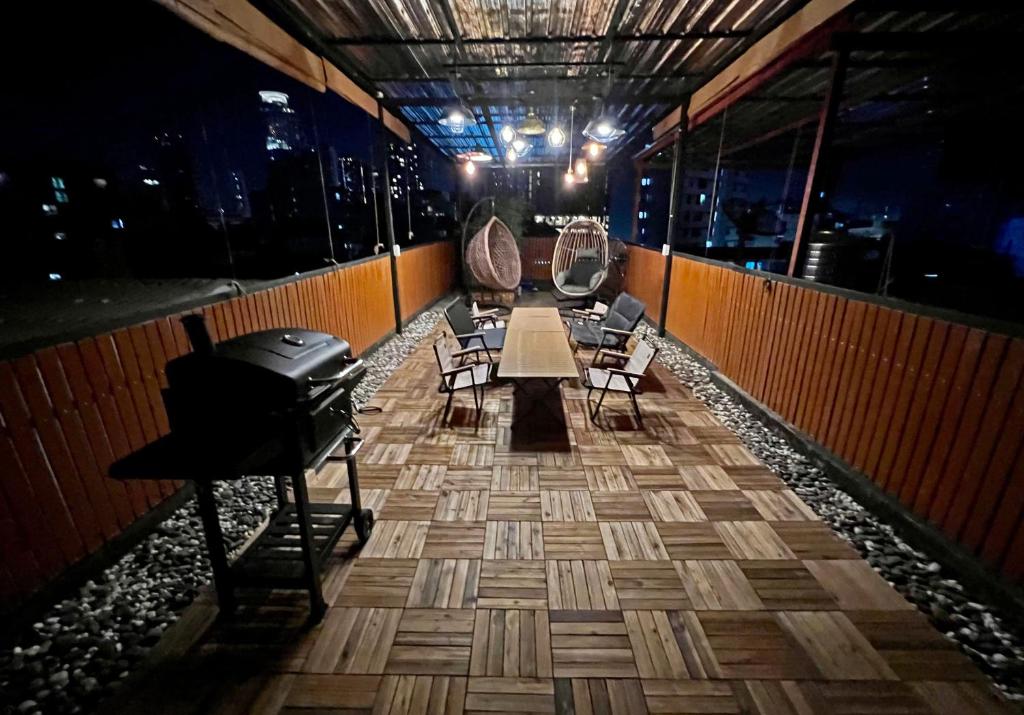 4 Bedroom House with Beautiful Rooftop near BTS Ekkamaiにあるシーティングエリア
