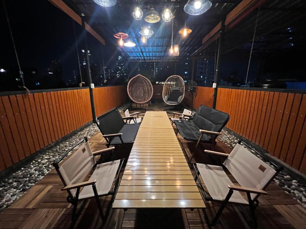 4 Bedroom House with Beautiful Rooftop near BTS Ekkamaiにあるシーティングエリア