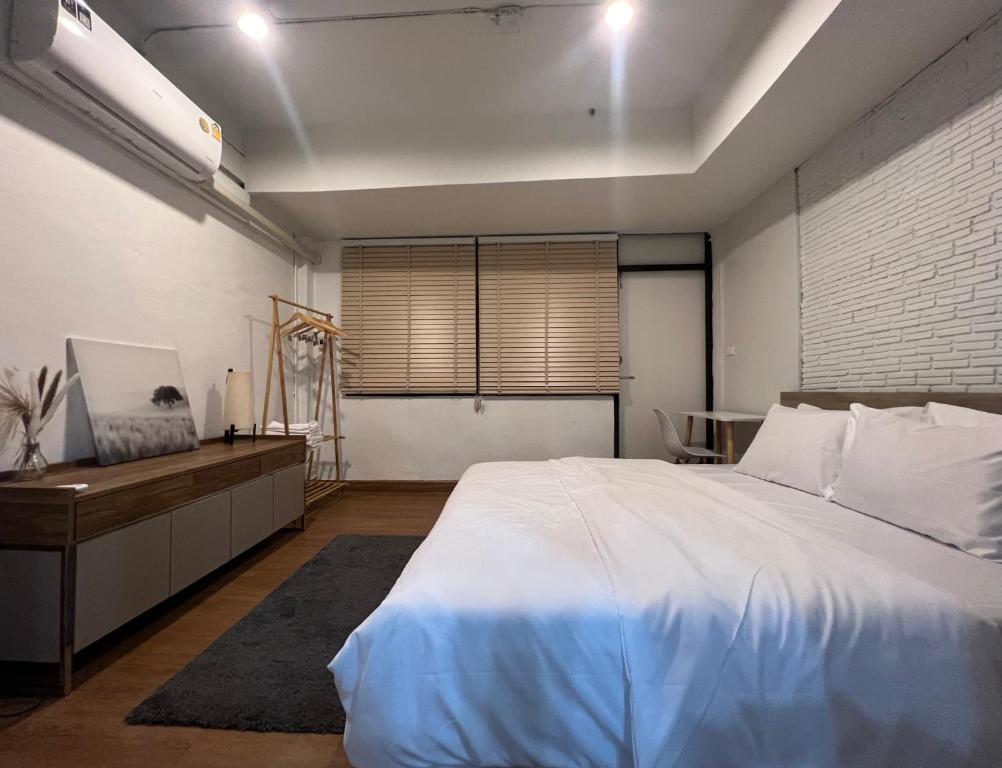 4 Bedroom House with Beautiful Rooftop near BTS Ekkamaiにあるベッド