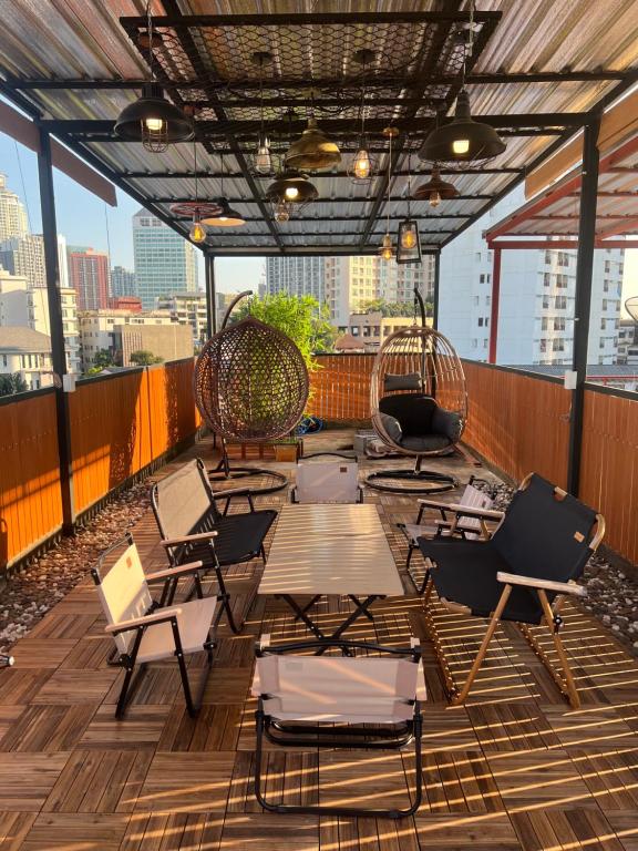 バンコクにある4 Bedroom House with Beautiful Rooftop near BTS Ekkamaiのギャラリーの写真
