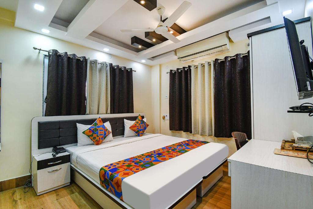 Ένα ή περισσότερα κρεβάτια σε δωμάτιο στο FabHotel New Annapurna Plaza - Nr Axis Mall