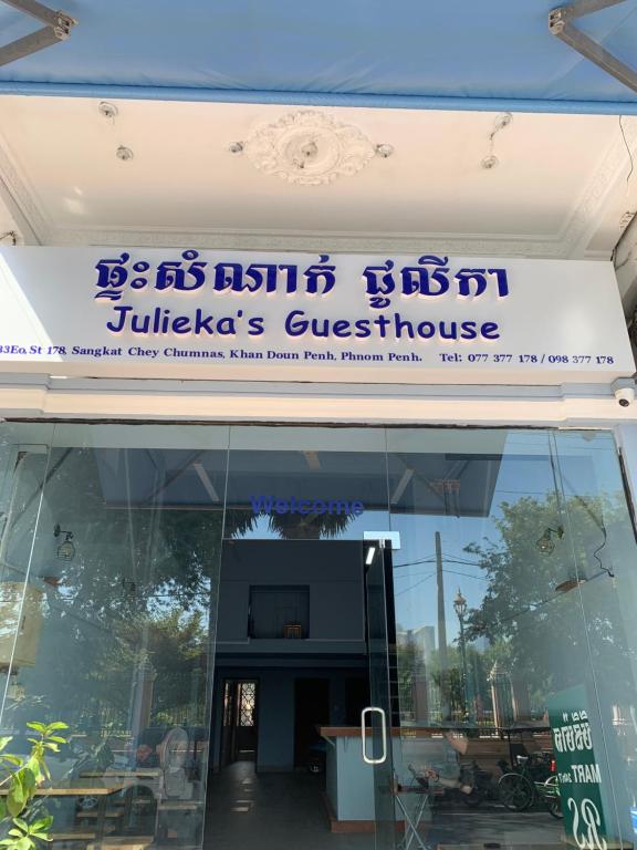 una señal en la parte delantera de un edificio en Julieka’s Guesthouse, en Phnom Penh