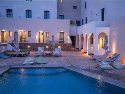 Bazén v ubytování OMIROS HOTEL nebo v jeho okolí