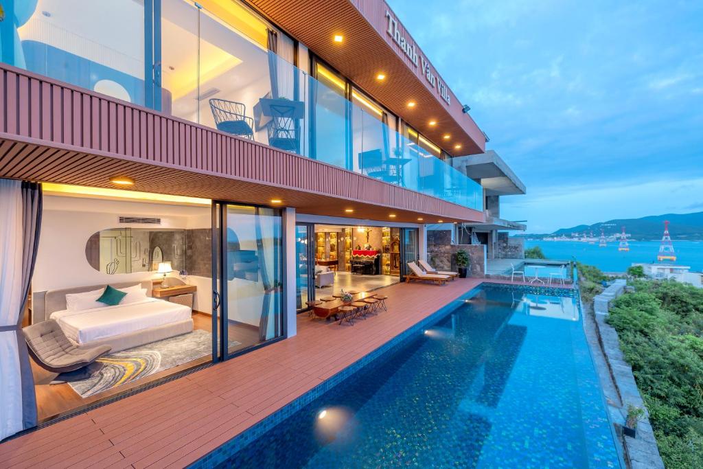 芽莊的住宿－Promotion Early Booker, Thanh Vân Villa 6 Bedrooms, Pool, BBQ, Karaoke & Sauna，一座带游泳池的房子的图象