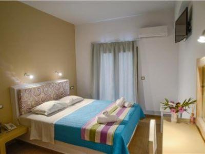 Postel nebo postele na pokoji v ubytování OMIROS HOTEL