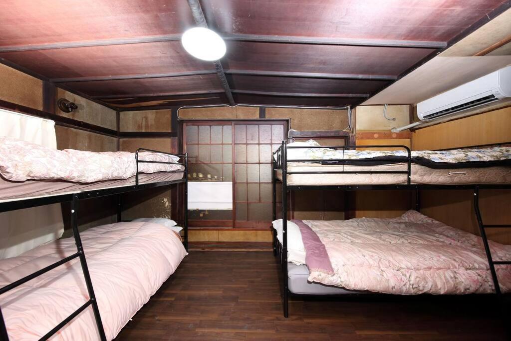 Cette chambre comprend 3 lits superposés. dans l'établissement ドミトリー月の光莉, à Tokyo