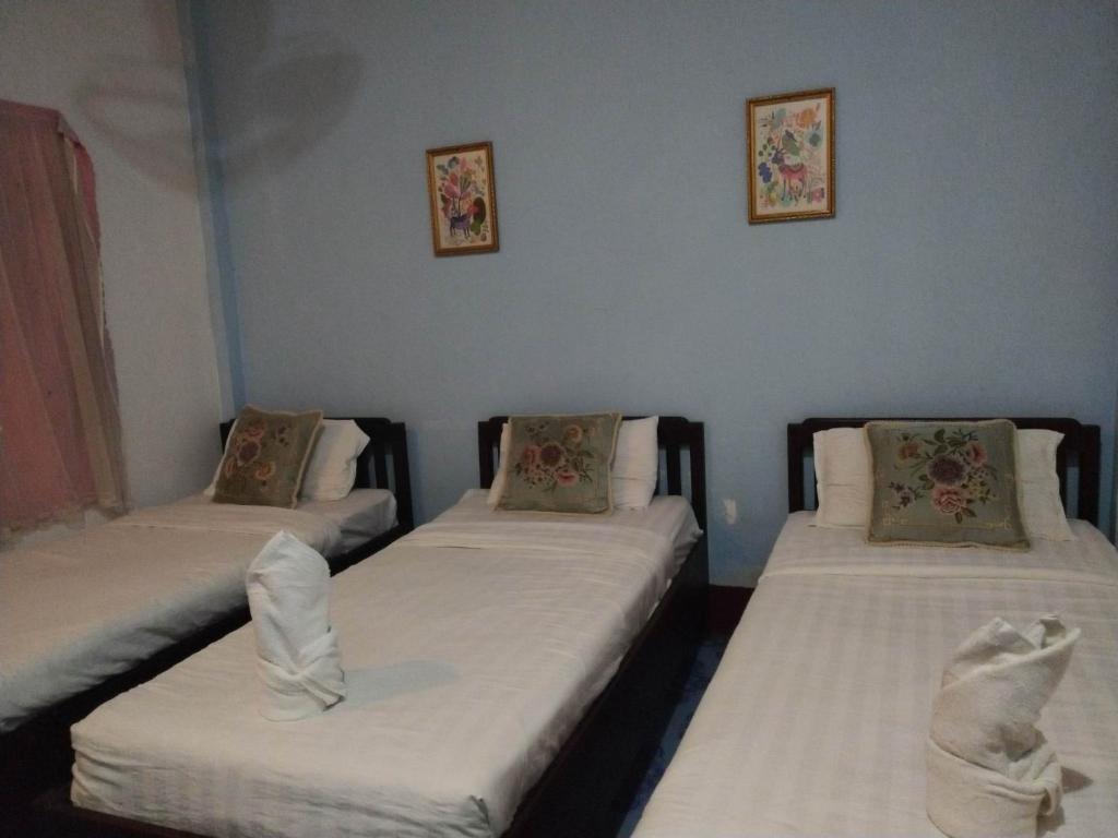 2 Einzelbetten in einem Zimmer mit 2 Kissen in der Unterkunft Phanh Tha Sone House in Luang Prabang