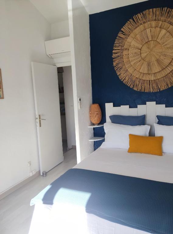 Posteľ alebo postele v izbe v ubytovaní Les Terrasses B&B avec piscine privée