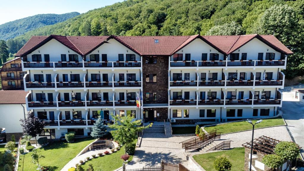 Nespecifikovaný výhled na hory nebo výhled na hory při pohledu z hotelu
