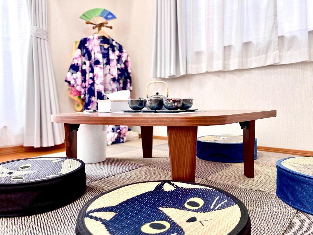 una mesa de centro con dos cuencos encima de una alfombra en 吉吉の家, en Tokio