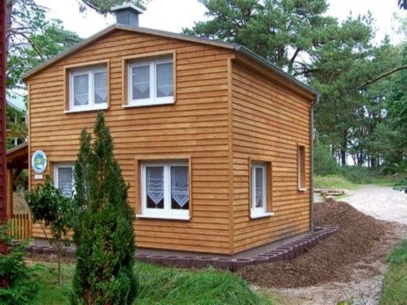 mały drewniany dom na środku podwórza w obiekcie Ferienhaus Sonnenschein in Baabe w mieście Baabe