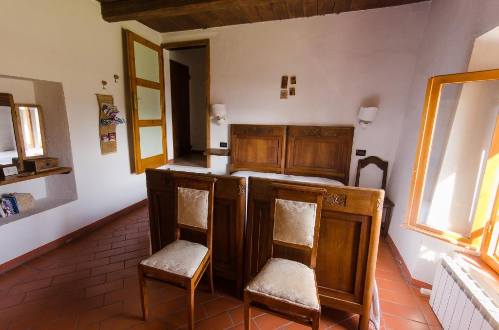 Pokój z 2 krzesłami, blatem i oknami w obiekcie Agriturismo Ca'de'Gatti w mieście Faenza