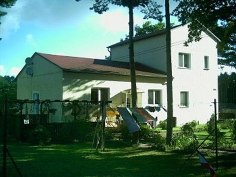 une grande maison blanche avec une maison dans l'établissement Ferienwohnung in Glowe auf Rügen, à Glowe