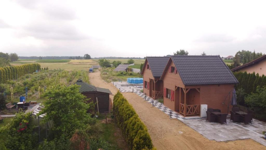 eine Luftansicht eines Hauses auf einem Weinberg in der Unterkunft Domki Na Winnicy Zator Przeciszów in Przeciszów