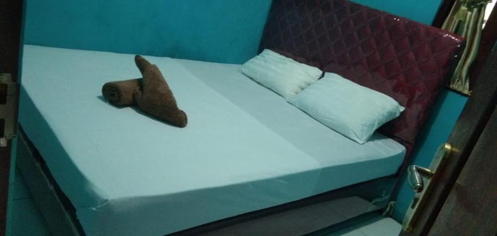 Postel nebo postele na pokoji v ubytování Raja Ampat Sandy Guesthouse