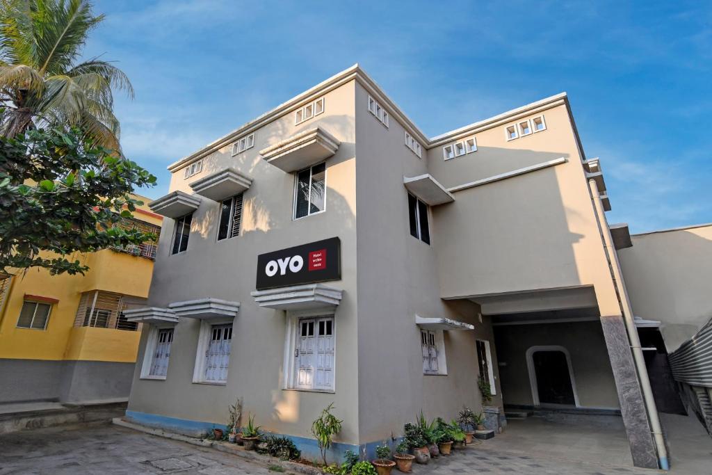 un edificio de apartamentos con letrero Eg en él en OYO Archie Oasis, en Bhubaneshwar