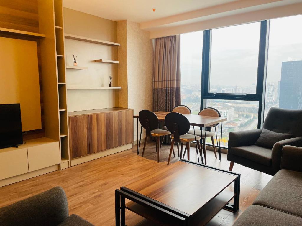 ein Wohnzimmer mit einem Tisch und Stühlen in der Unterkunft Gül Proje2 -Amazing apartment with great view in Istanbul