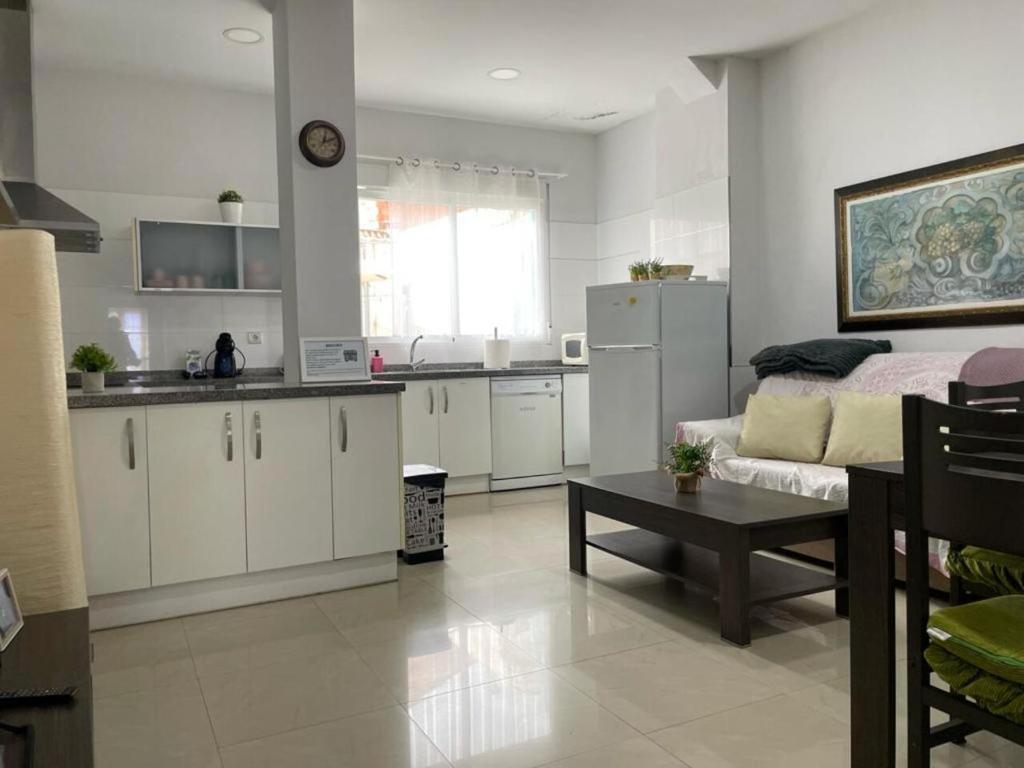 Il dispose d'une cuisine et d'un salon avec un canapé et une table. dans l'établissement KAIROS HOME y garaje, Algemesi Home, à Algemesí