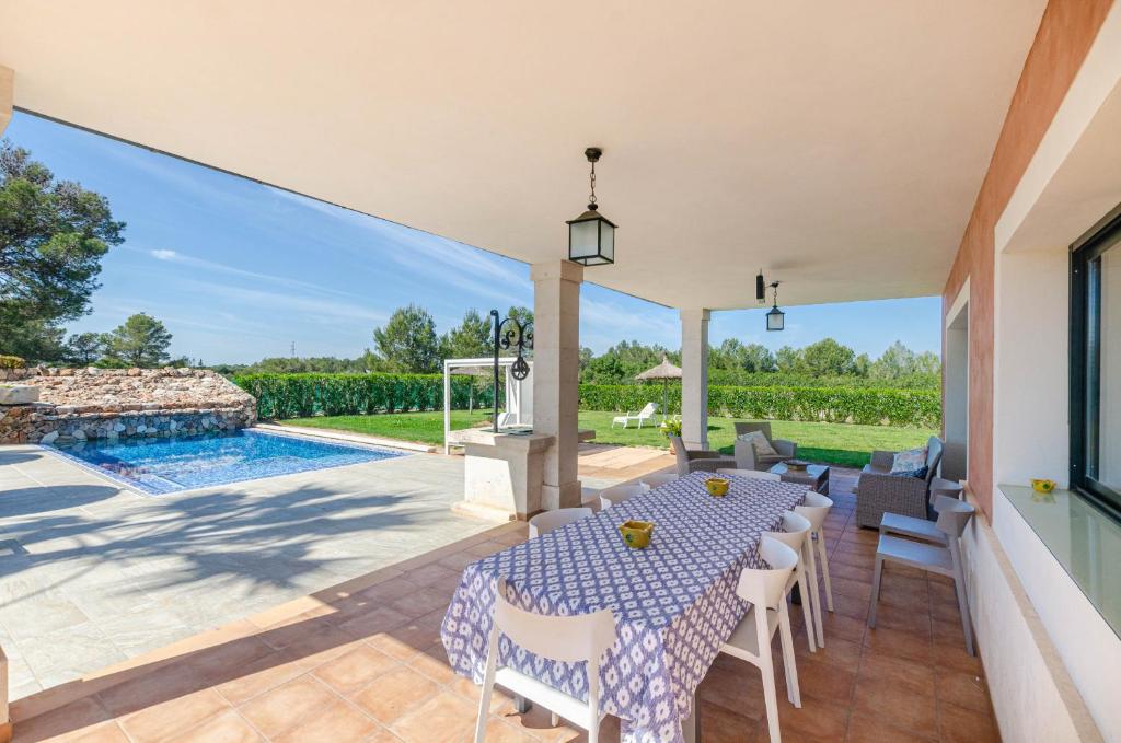 Bazén v ubytování YourHouse Romani Villa nebo v jeho okolí