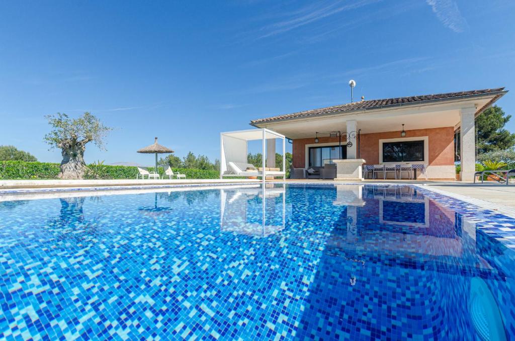 Bazén v ubytování YourHouse Romani Villa nebo v jeho okolí