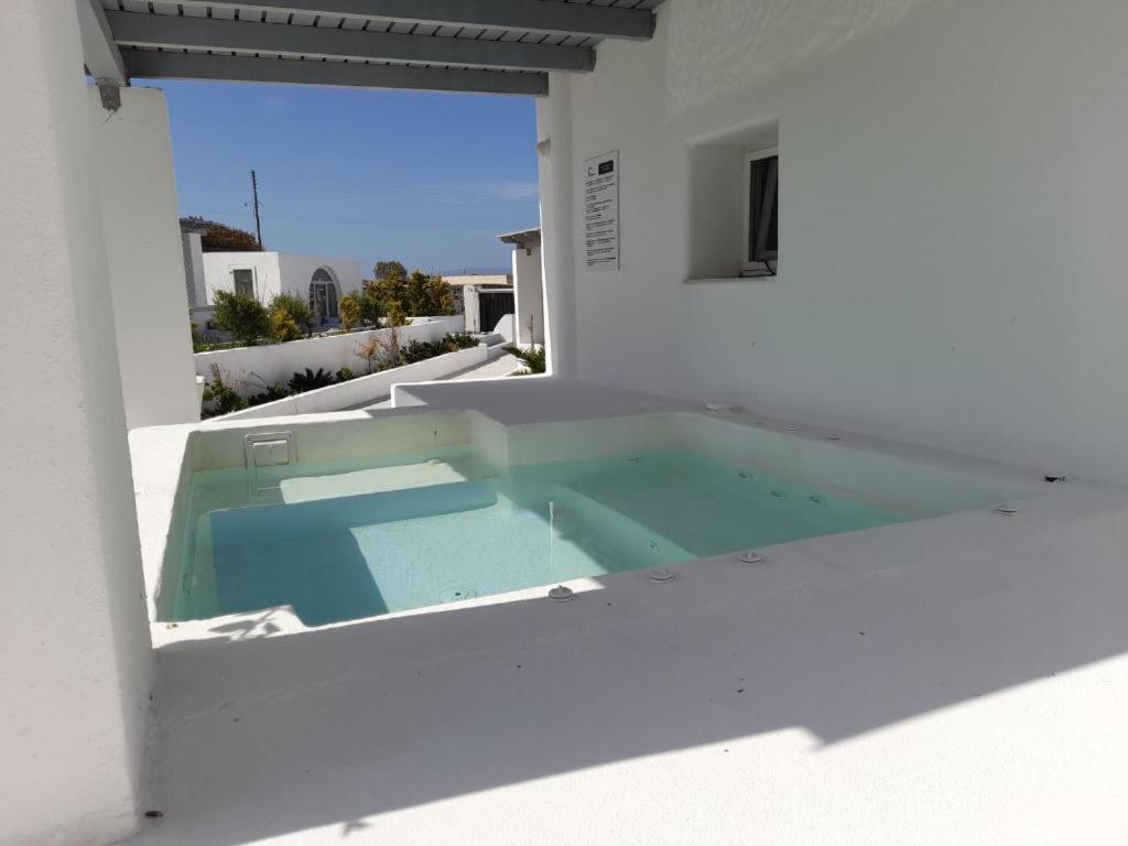 Basen w obiekcie Sea paradise villas - Seaside & private jacuzzi lub w pobliżu