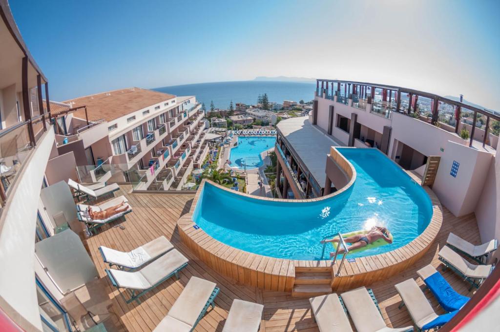 Bazén v ubytování Galini Sea View Hotel nebo v jeho okolí