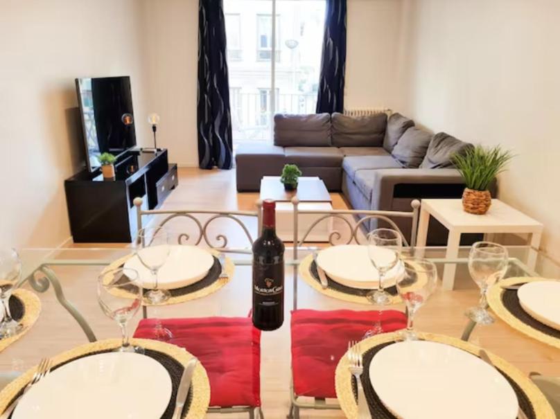 a living room with a table with wine glasses at Appartement Nice avec balcon et parking privé in Nice