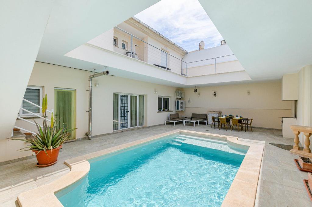 Bazén v ubytování YourHouse Villa Marian nebo v jeho okolí