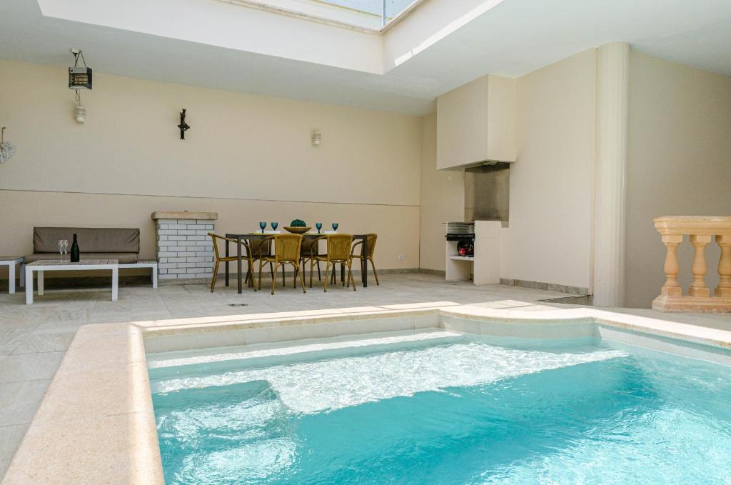 Bazén v ubytování YourHouse Villa Marian nebo v jeho okolí