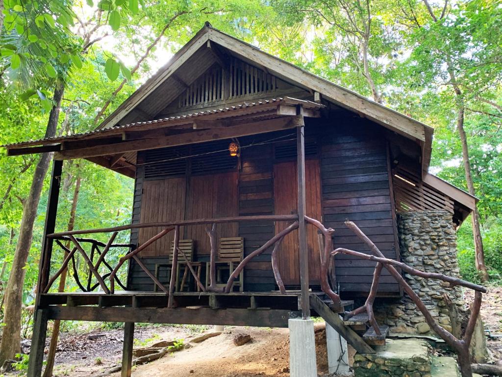 une petite cabine au milieu d'une forêt dans l'établissement Room in Bungalow - Foresta Cottage of Koh Pu no6194, à Ko Jum