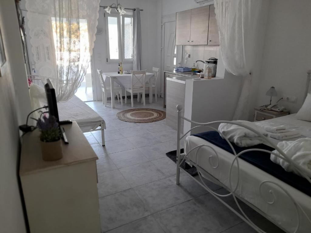 Łóżko lub łóżka w pokoju w obiekcie Sea paradise villas - Seaside & private jacuzzi