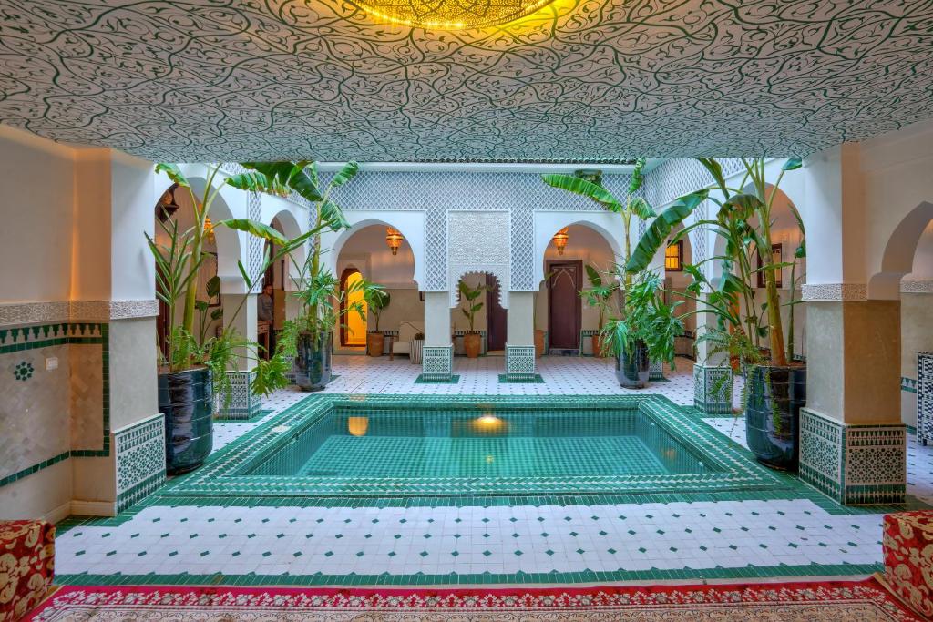 een binnenzwembad in een gebouw met een plafond bij BÔ Riad Boutique Hotel & Spa in Marrakesh