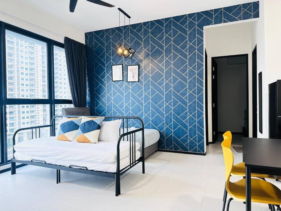 1 dormitorio con cama y pared azul en Urban Suite Spacious 2 or 3 Bedroom and 2Bathroom at Georgetown by Heng Penang Homestay en Jelutong